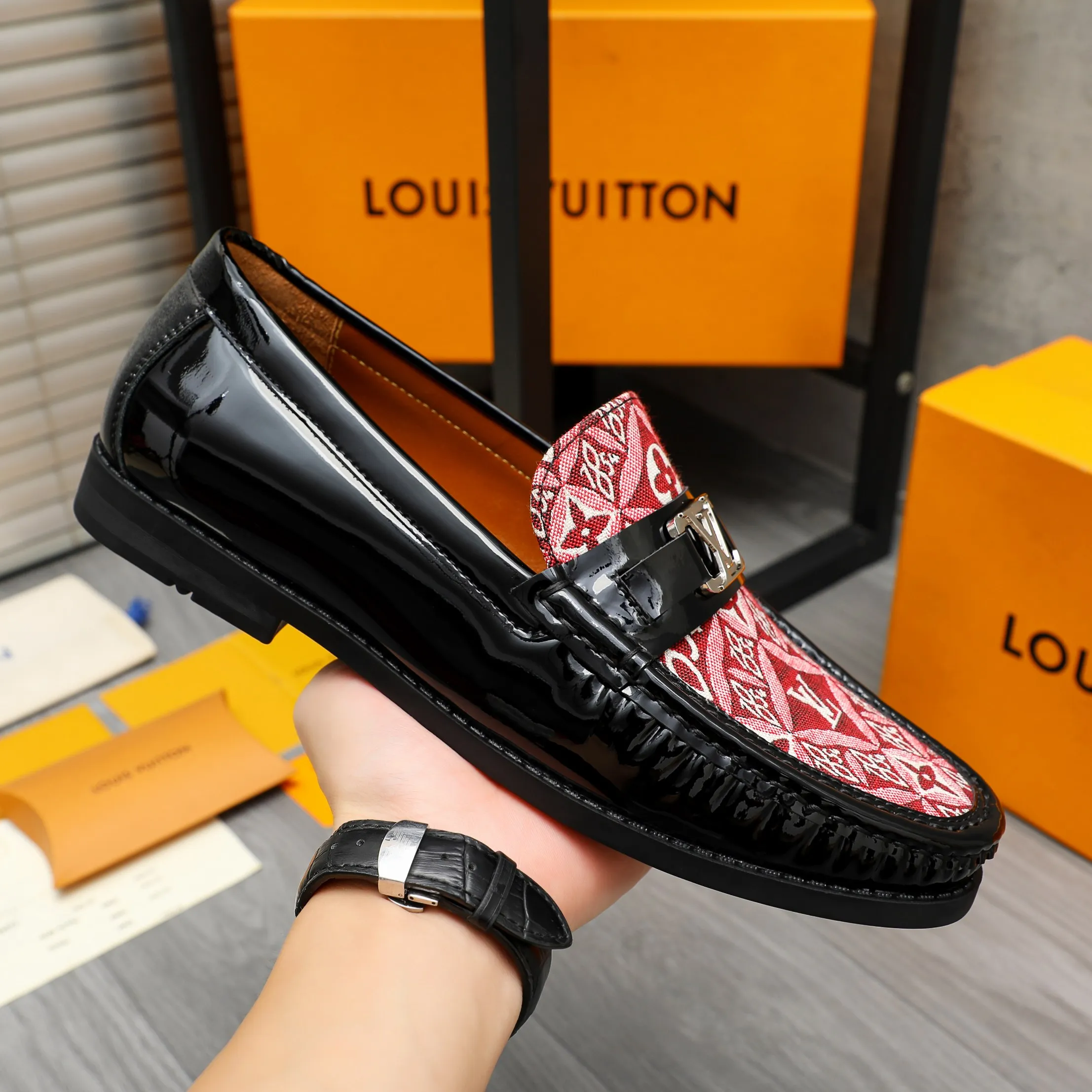 Men's shoes 💰400 Product trademark: LV "Louis Vuitton" casual slip-on shoes Regular size: 38-45 (45 is custom-made and non-returnable) Product material: Selected breathable fabric spliced ​​patent cowhide upper, cowhide lining, rubber outsole
